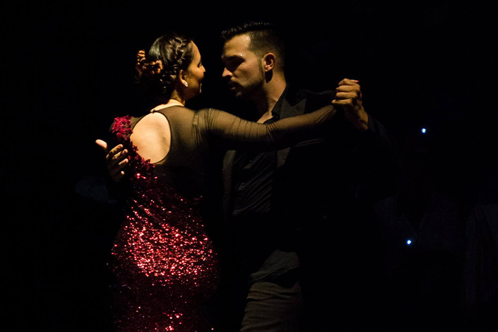 Bailarinas a dançar Tango no espetáculo de dança Hora H da Escola e Companhia de Dança Ritmo Azul