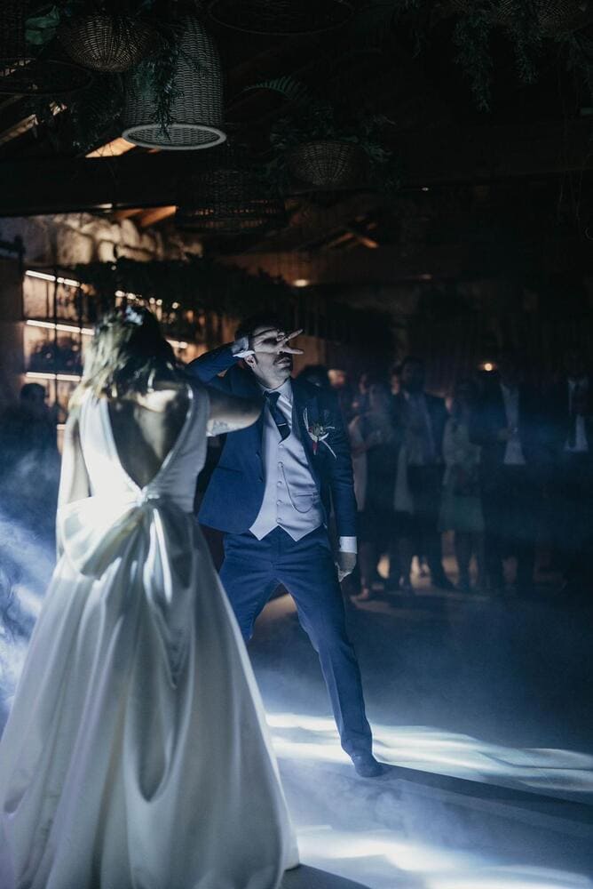 noivos a dançar no casamento com aulas de dança no Ritmo Azul