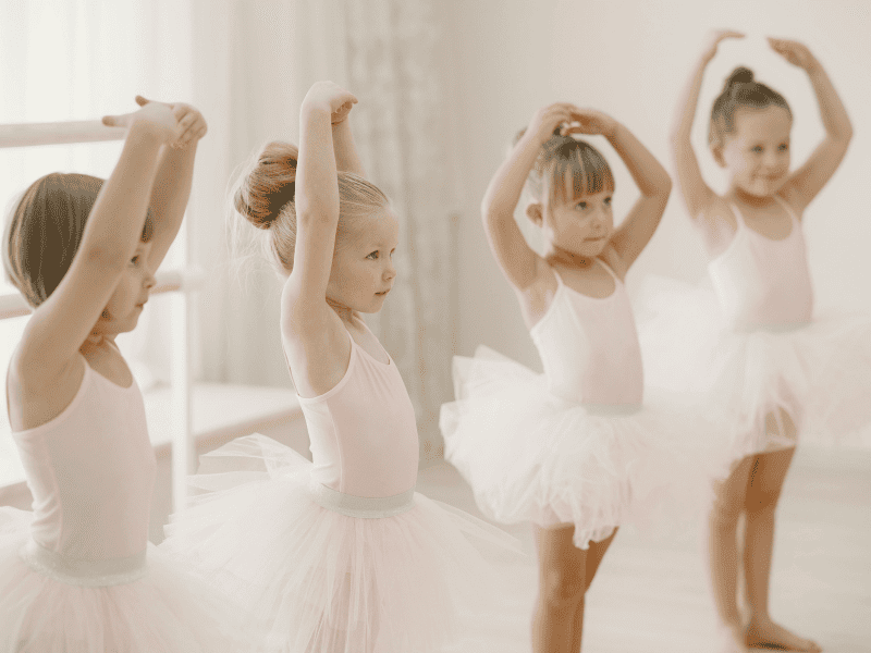 Aula de ballet para crianças na escola de dança Ritmo Azul